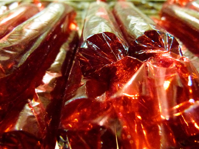 El caramel vermell de Dijous Gras, protagonista dels aparadors de les pastisseries de Valls